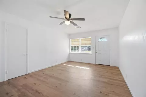 Living - 1072 Elk St, Altus, OK 73521 photo 3 of 6