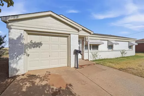 Exterior - 1072 Elk St, Altus, OK 73521 photo 4 of 7
