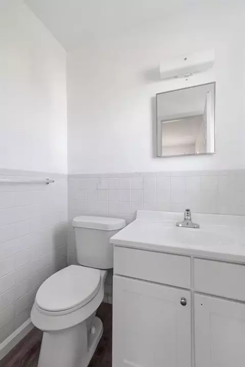 Bath - 1072 Elk St, Altus, OK 73521 photo 1 of 3