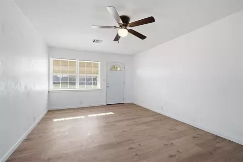 Living - 1072 Elk St, Altus, OK 73521 photo 1 of 6