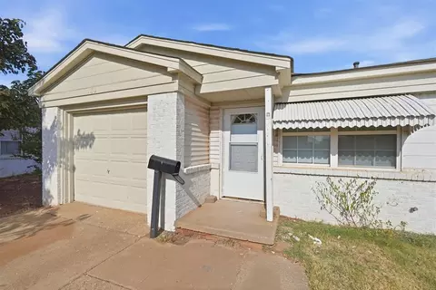 Exterior - 1072 Elk St, Altus, OK 73521 photo 5 of 7