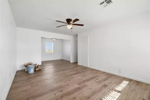 Living - 1072 Elk St, Altus, OK 73521 photo 4 of 6