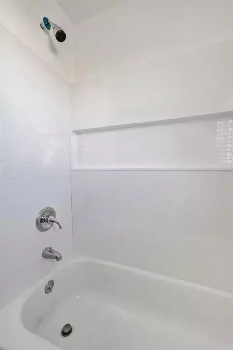 Bath - 1072 Elk St, Altus, OK 73521 photo 3 of 3