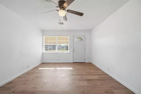 Living - 1072 Elk St, Altus, OK 73521 photo 2 of 6