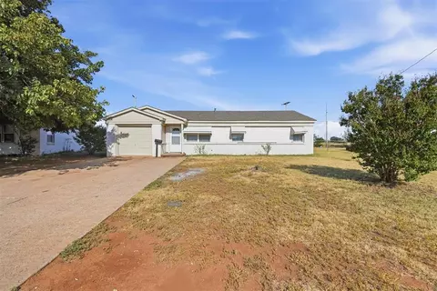 Exterior - 1072 Elk St, Altus, OK 73521 photo 2 of 7
