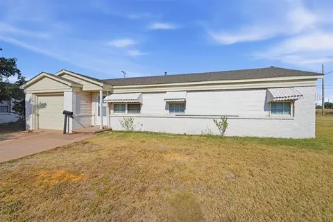 Exterior - 1072 Elk St, Altus, OK 73521 photo 3 of 7