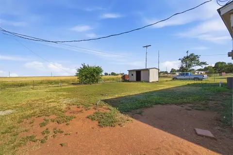 Exterior - 1072 Elk St, Altus, OK 73521 photo 6 of 7