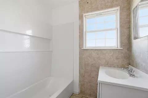 Bath - 1072 Elk St, Altus, OK 73521 photo 2 of 3