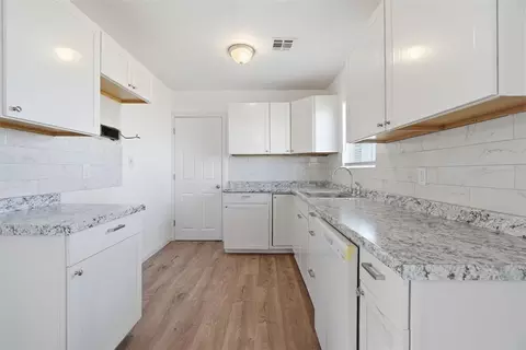 Kitchen - 1072 Elk St, Altus, OK 73521 photo 2 of 4