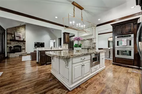 Kitchen - 6716 Oak View Rd, Edmond, OK 73025 photo 4 of 6