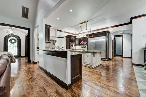 Kitchen - 6716 Oak View Rd, Edmond, OK 73025 photo 2 of 6