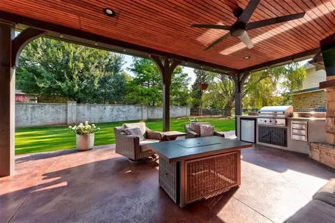 Exterior - 6716 Oak View Rd, Edmond, OK 73025 photo 3 of 5