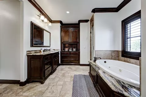 Bath - 6716 Oak View Rd, Edmond, OK 73025 photo 2 of 6