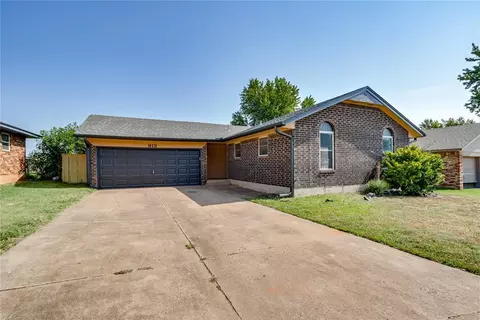 913 NE 6th St, Moore, OK 73160