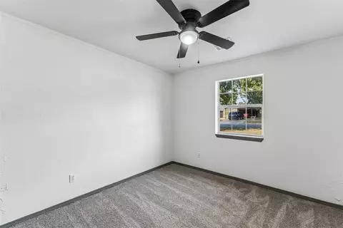 Bedroom - 1017 Pinebrook Dr, Guthrie, OK 73044 photo 5 of 6