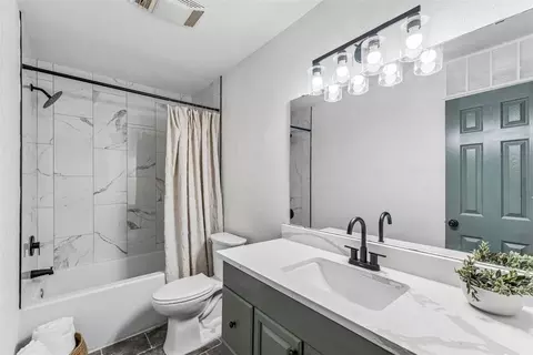 Bath - 1017 Pinebrook Dr, Guthrie, OK 73044 photo 3 of 4