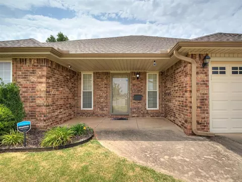 704 E Linden Ln, Mustang, OK 73064