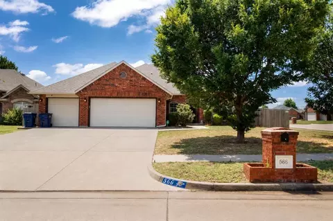 566 W Hunters Court Way, Mustang, OK 73064