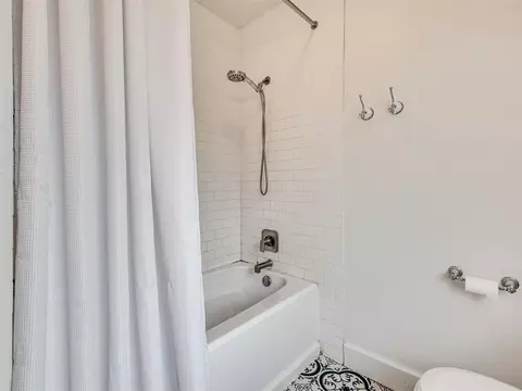 Bath - 623 E Warner Ave, Guthrie, OK 73044 photo 3 of 3
