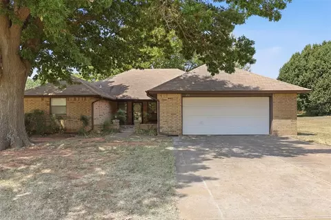 631 S Lariat Dr, Mustang, OK 73064