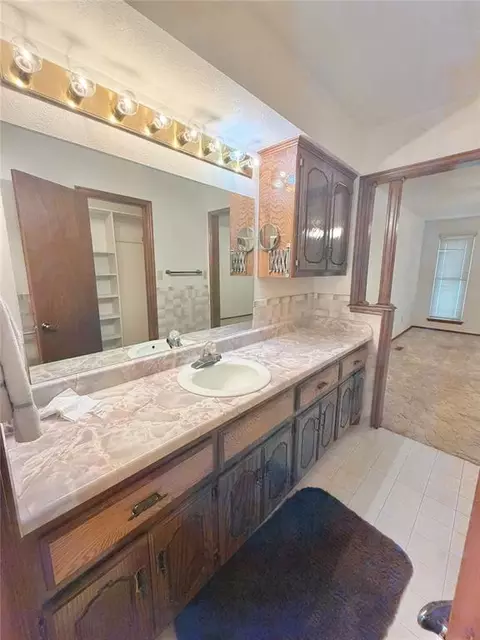 Bath - 1915 Chisholm Dr, Guymon, OK 73942 photo 3 of 4