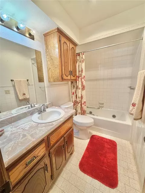 Bath - 1915 Chisholm Dr, Guymon, OK 73942 photo 1 of 4
