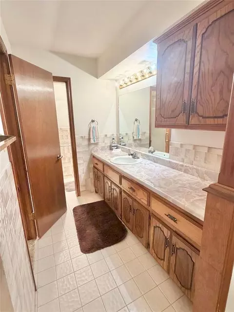 Bath - 1915 Chisholm Dr, Guymon, OK 73942 photo 2 of 4
