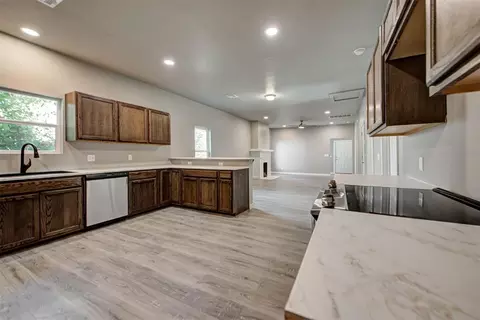 Kitchen - 1015 E Main St, Shawnee, OK 74801 photo 4 of 4