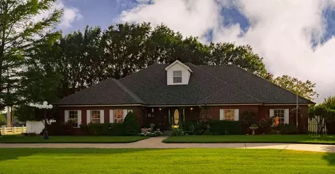 25 Independence Dr, Elk City, OK 73644
