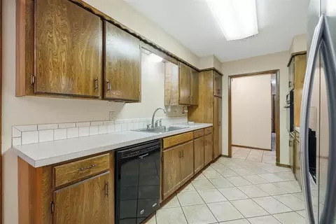 Kitchen - 500 Sequoyah Ln, Altus, OK 73521 photo 4 of 5