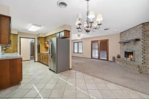 Living - 500 Sequoyah Ln, Altus, OK 73521 photo 4 of 4