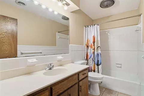 Bath - 500 Sequoyah Ln, Altus, OK 73521 photo 2 of 2