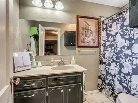 Bath - 1006 W Eufaula St, Norman, OK 73069 photo 1 of 2