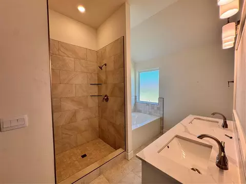 Bath - 1316 Colonial Ave, Tuttle, OK 73089 photo 1 of 1