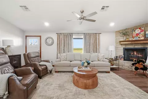 Living - 21105 E County Road 162, Headrick, OK 73549 photo 4 of 4