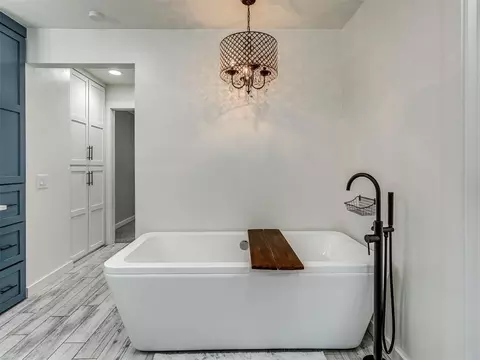 Bath - 1644 Red Fox Rd, Edmond, OK 73034 photo 6 of 7