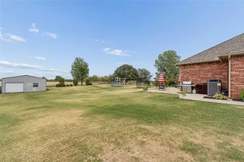 Exterior - 900 Grandview Rd, Tuttle, OK 73089 photo 6 of 8
