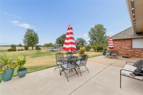 Exterior - 900 Grandview Rd, Tuttle, OK 73089 photo 7 of 8