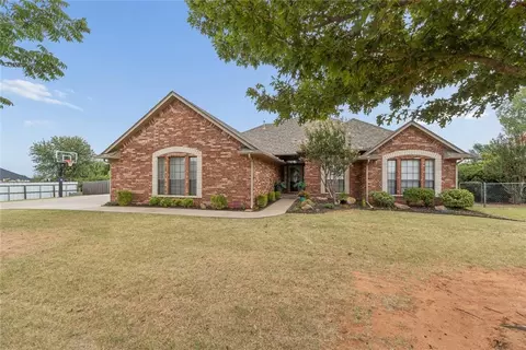 Exterior - 900 Grandview Rd, Tuttle, OK 73089 photo 2 of 8