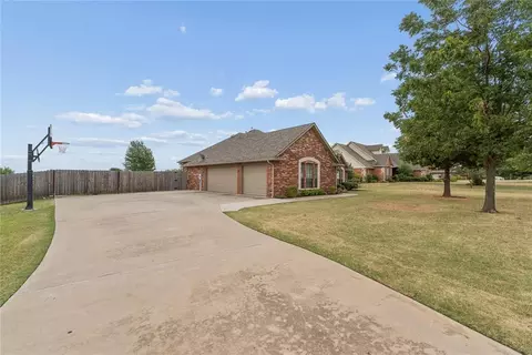 Exterior - 900 Grandview Rd, Tuttle, OK 73089 photo 3 of 8