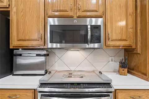 Kitchen - 900 Grandview Rd, Tuttle, OK 73089 photo 6 of 8