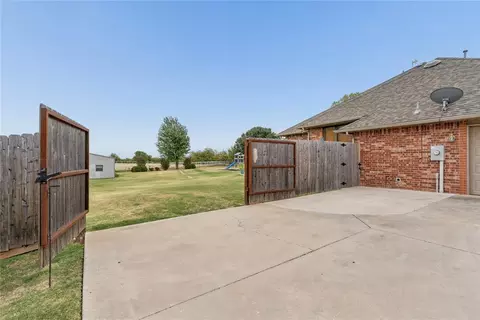 Exterior - 900 Grandview Rd, Tuttle, OK 73089 photo 4 of 8