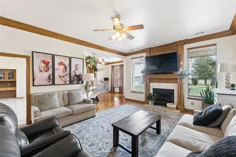 Living - 900 Grandview Rd, Tuttle, OK 73089 photo 3 of 5