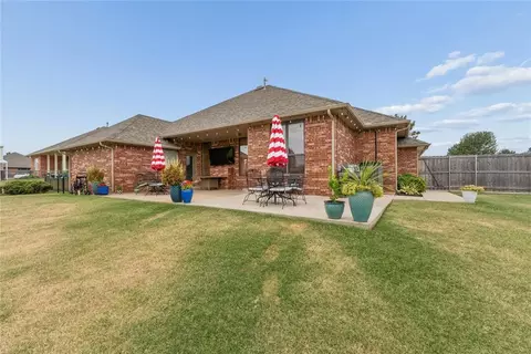 Exterior - 900 Grandview Rd, Tuttle, OK 73089 photo 5 of 8