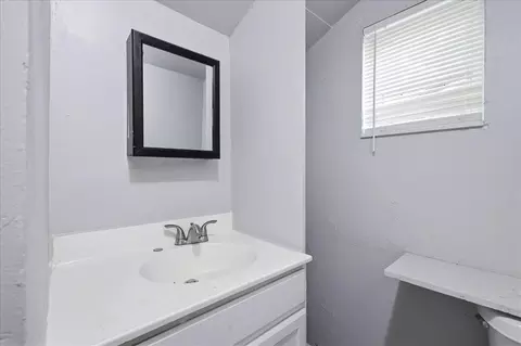 Bath - 1216 E Vilas Ave, Guthrie, OK 73044 photo 2 of 2