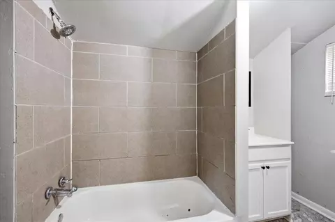 Bath - 1216 E Vilas Ave, Guthrie, OK 73044 photo 1 of 2