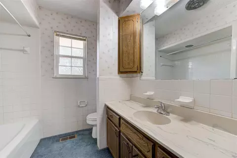 Bath - 332852 E 1060 Rd, Mcloud, OK 74851 photo 3 of 5