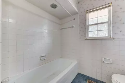 Bath - 332852 E 1060 Rd, Mcloud, OK 74851 photo 4 of 5