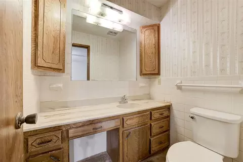 Bath - 332852 E 1060 Rd, Mcloud, OK 74851 photo 2 of 5