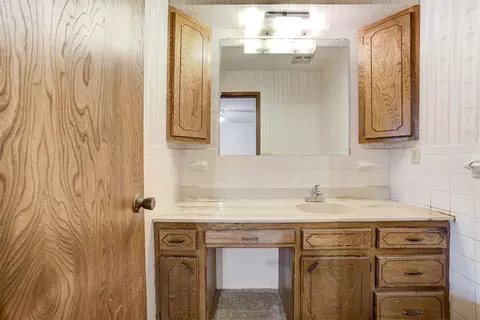 Bath - 332852 E 1060 Rd, Mcloud, OK 74851 photo 1 of 5
